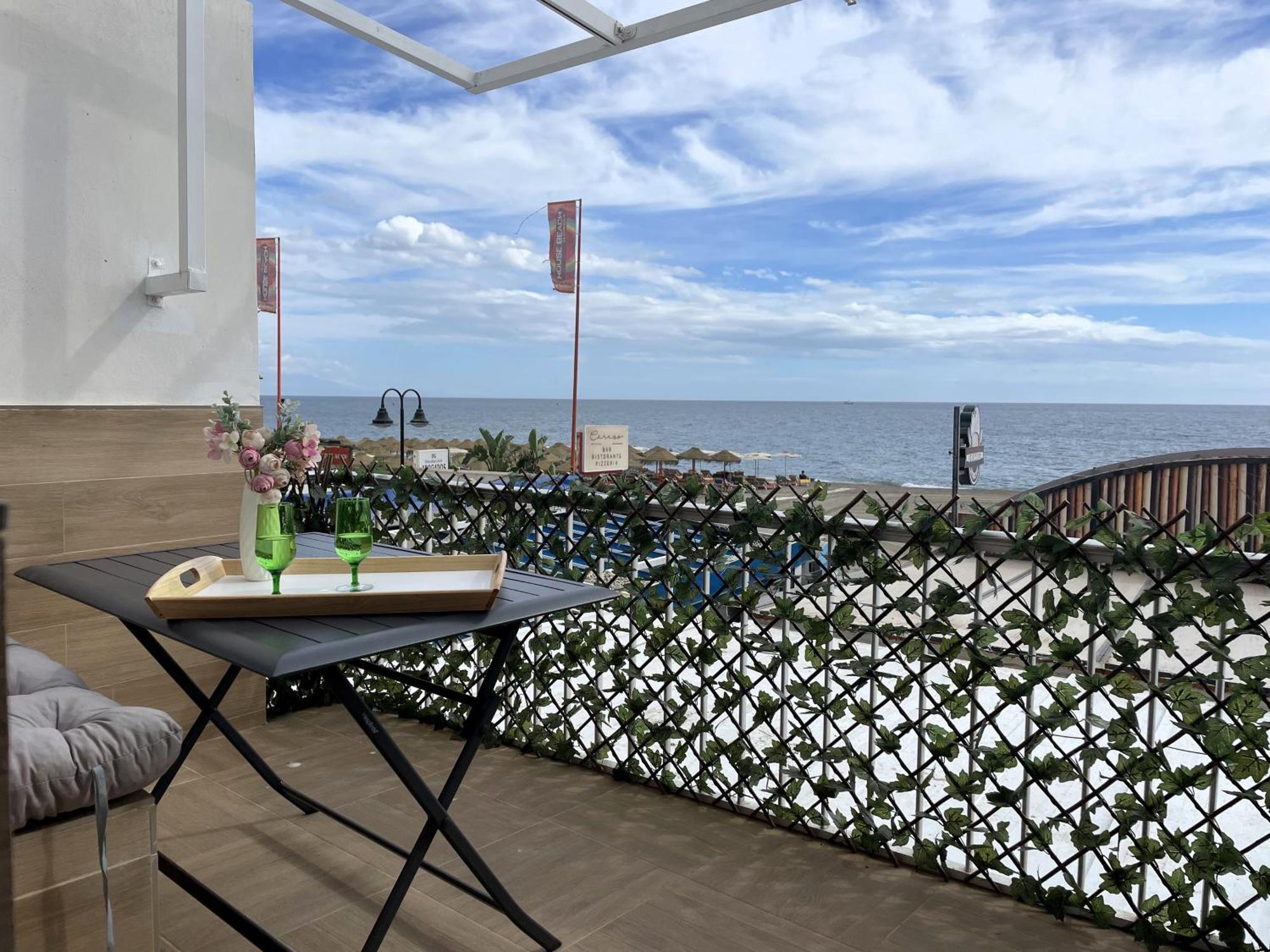 Apartamento Calma Carihuela Beach - 10 Metros De La Playa Torremolinos Dış mekan fotoğraf